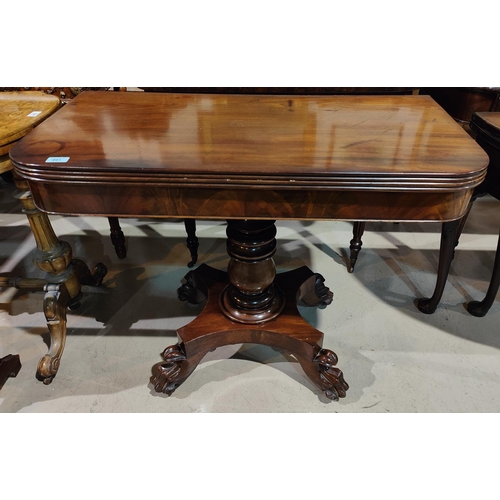 991A - A mahogany tea table on column, with four lion claw feet, table with reeded surround (top stuck)