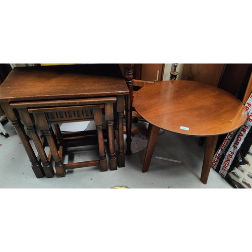 993 - A round wooden coffee table by Arighi Bianchi and a nest of oak tables.