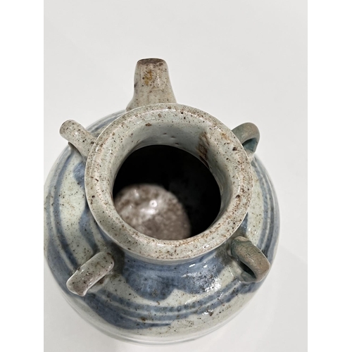 456 - An antique Chinese water dropper in blue and white (hoops restored and hairline crack) and a small C... 