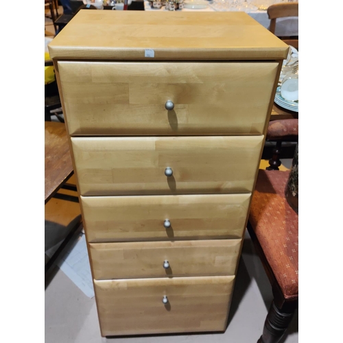 986 - A modern narrow five height chest of drawers