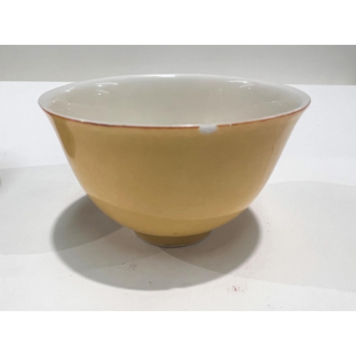 445 - A Chinese yellow glazed tea bowl with 6 character mark to base, diameter 7cm (small chip and hairlin... 