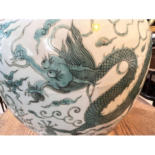 462 - A large Chinese globular shaped dragon vase with turquoise and red decoration, 6 character mark to b... 