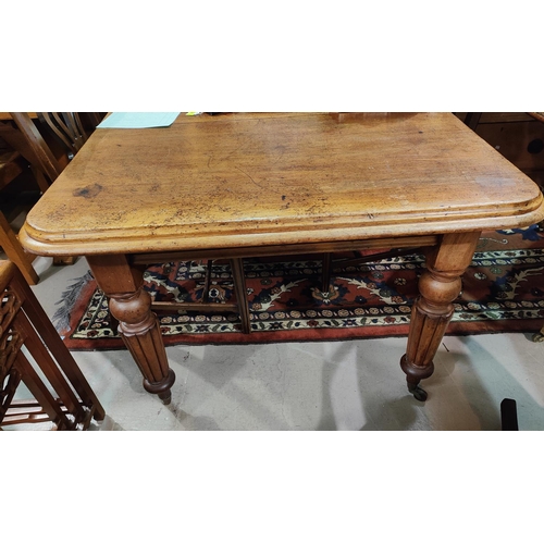 980 - A rectangular Victorian mahogany extendable dining table on tapering reeded legs and castors (no lea... 