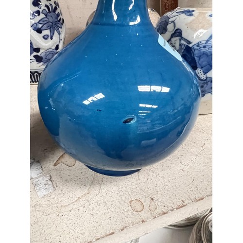 493 - 2 Chinese bulbous turquoise glazed vases with long slender necks, ht 31cm and 22cm