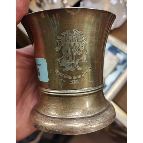 700 - A silver half pint tankard, maker C.E., London 1914, 9.5oz