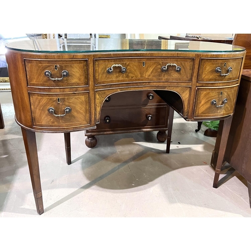 952 - An inlaid mahogany kidney shaped desk with 2 drawers, on tapering legs, length 107cm, height 77cm