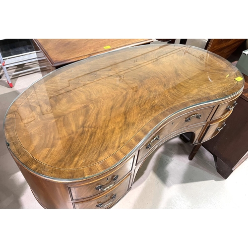 952 - An inlaid mahogany kidney shaped desk with 2 drawers, on tapering legs, length 107cm, height 77cm