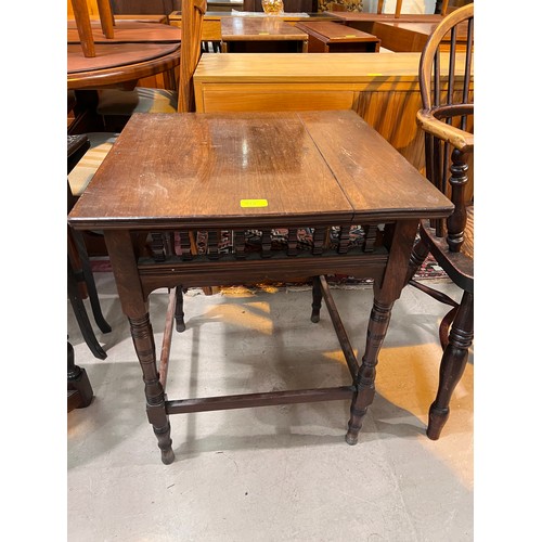 955 - An Edwardian mahogany occasional table with square top