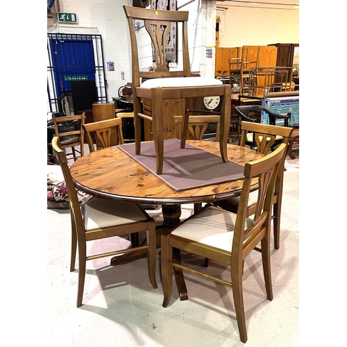 946 - A modern circular pedestal pine dining table and 6 chairs