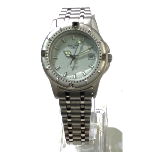 698 - A ladies Sekonda wristwatch with quartz movement, boxed; a pair of Lobor quartz dress watches, boxed