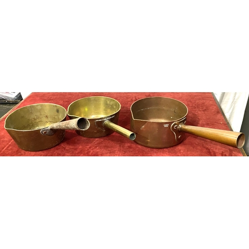 11 - A good quality Villedieu France Copper saucepan with copper handle dia. 16cm with 2 brass pans