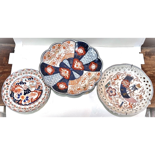 397 - Two Meji period Japanese Imari dishes with pierced rims wavy boarders traditional decoration 21.5cm,... 