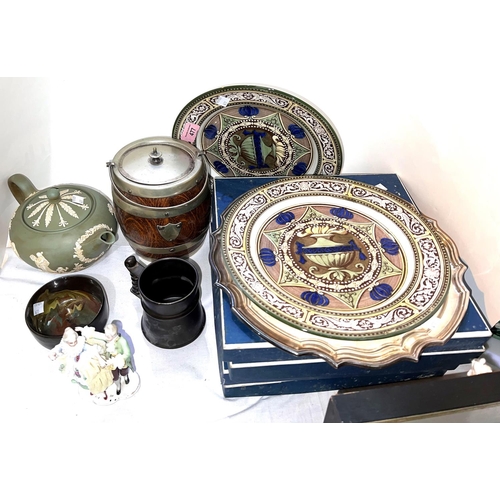 477 - Two Royal Doulton dishes; 4 Royal Worcester plates, boxed; a Wedgwood teapot; an oak biscuit barrel ... 