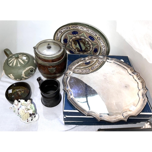 477 - Two Royal Doulton dishes; 4 Royal Worcester plates, boxed; a Wedgwood teapot; an oak biscuit barrel ... 