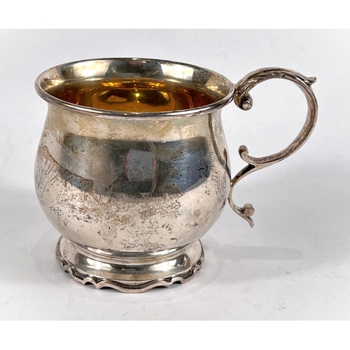 610 - A hallmarked silver cup with gilt interior by Walker & Hall with shaped foot, Sheffield 1961 3.9... 