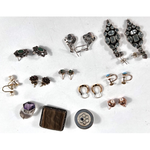 642 - 9 pairs of screw back earrings; a silver circular brooch; a striated hardstone brooch etc.