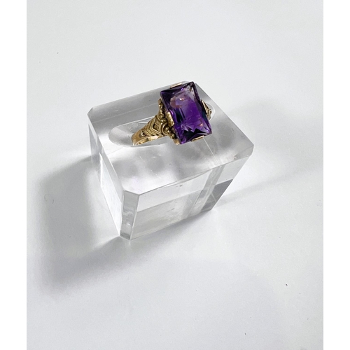 733 - A yellow metal ring stamped '9ct', set rectangular amethyst coloured stone, 2gm