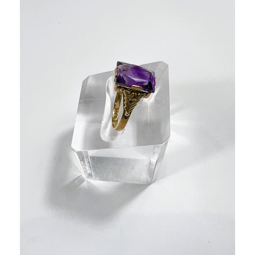 733 - A yellow metal ring stamped '9ct', set rectangular amethyst coloured stone, 2gm