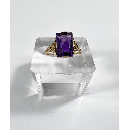 733 - A yellow metal ring stamped '9ct', set rectangular amethyst coloured stone, 2gm