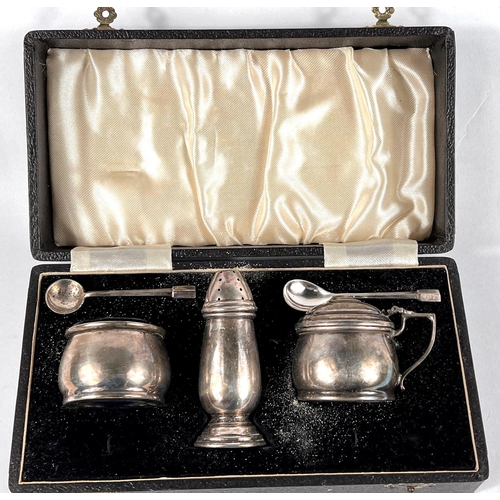 737 - A cased circular hallmarked silver three piece cruet with spoons, Birmingham 1941, 2.5oz