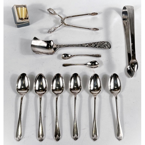 747 - A set of 6 hallmarked silver teaspoons; a pair of sugar tongs, a pair of sugar nips, a thimble and o... 