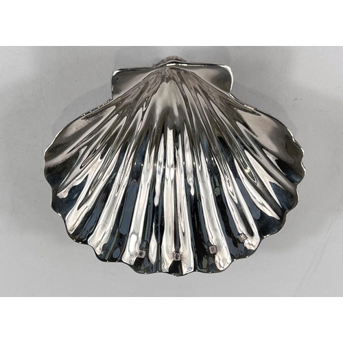 810 - A heavy scallop shell dish on shell feet, Dublin 1971, width 14cm, 13oz