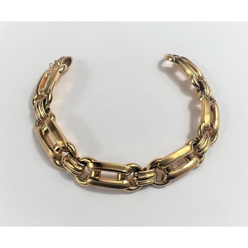 651 - A yellow metal bracelet formed from elongated and circular links, stamped '18K', 23gm