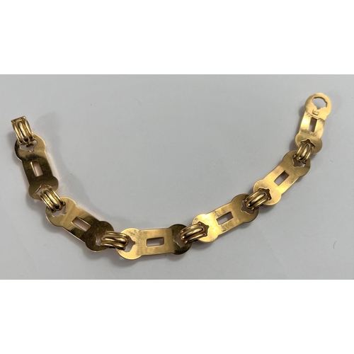 651 - A yellow metal bracelet formed from elongated and circular links, stamped '18K', 23gm