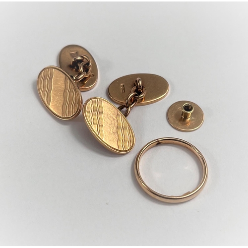 658 - A 9 carat hallmarked gold wedding ring; a 9 carat hallmarked gold pair of cufflinks and a stud, 16.2... 