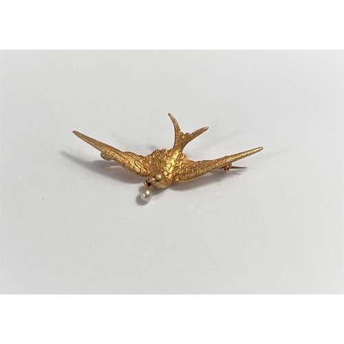 666 - A bar brooch in the form of a bird carrying a pearl in its beak, stamped '15', 4gm