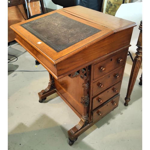 978 - An Edwardian walnut Davenport desk with crossbanded decoration, inset writing surface, fitted interi... 