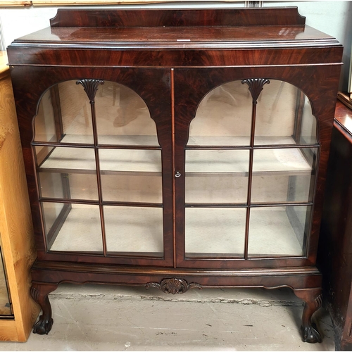 1000 - A Georgian style mahogany display cabinet with double doors, on ball and claw feet, height 116cm, le... 