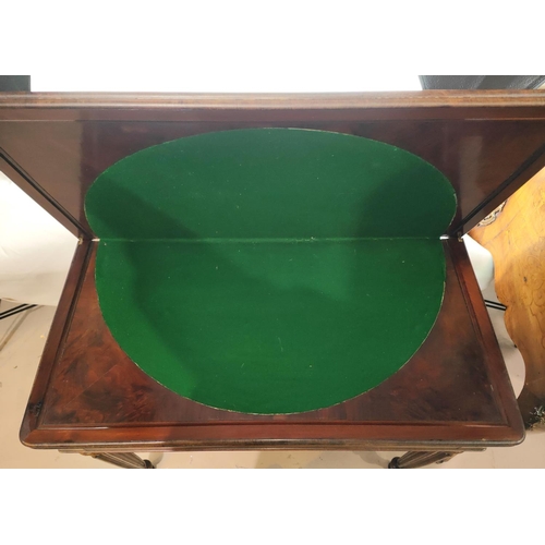 1032 - A 19th century mahogany Gillows style fold over tilt top card table with ribbed rounded edges, reede... 