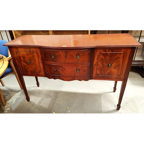 926 - A reproduction Regency style sideboard in mahogany, with 2 cupboards and 2 central drawers, width 74... 