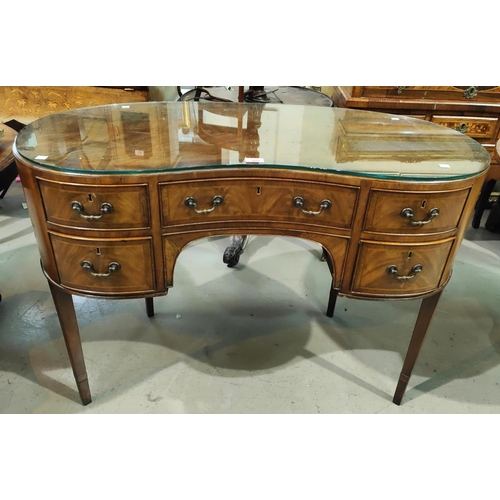 952 - An inlaid mahogany kidney shaped desk with 2 drawers, on tapering legs, length 107cm, height 77cm