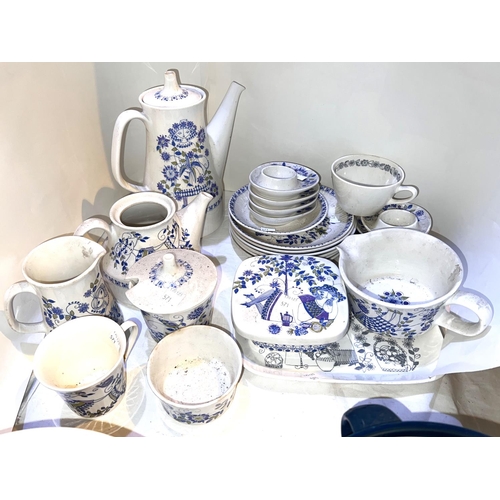 571 - A selection of 'Lotte' pottery by Figgio