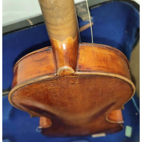 340 - A late 19th early 20th century full sized violin with two piece back wooden chin rest, in wooden fit... 