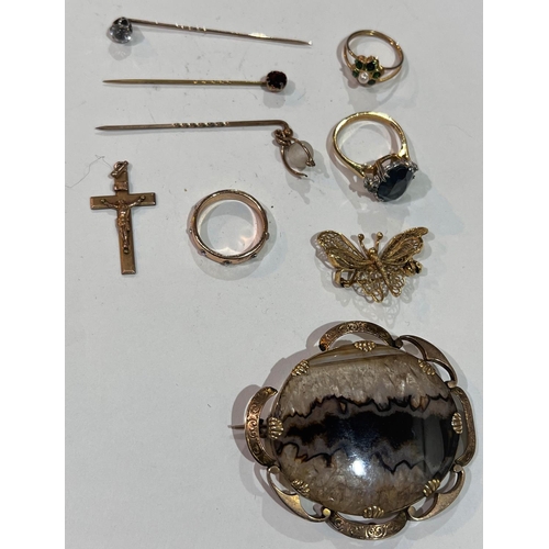 829A - A gold stick pin and a selection of yellow metal and gilt metal jewellery including a stone brooch