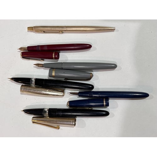 830D - A small selection of vintage Parker fountain pens, costume jewellery etc