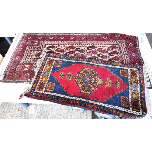 940 - Two prayer rugs with varying designs, 142x71cm 90x50cm