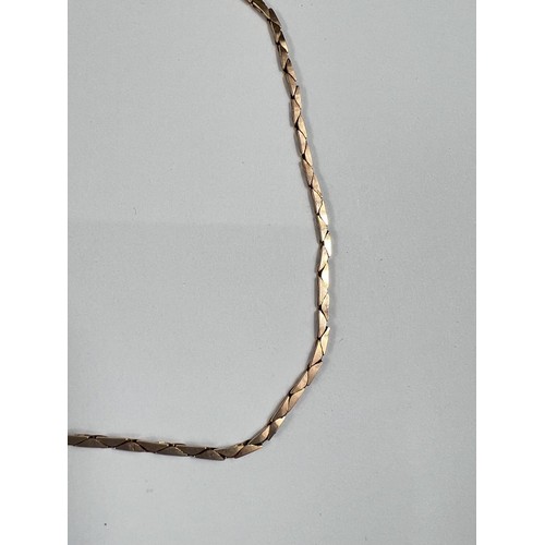 713 - A 9ct flat link necklace, length 17