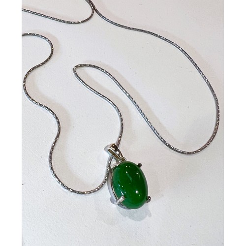 752C - A silver necklace with jade coloured hardstone cabochon 