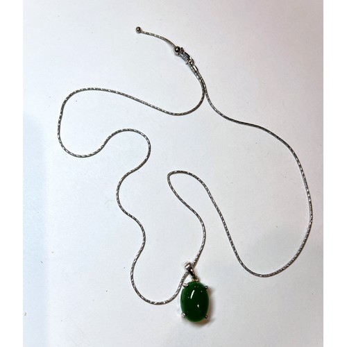 752C - A silver necklace with jade coloured hardstone cabochon 