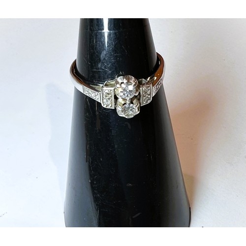 752L - An 18ct white gold Art Deco ring with two central diamonds surrounding by 4 diamond chips