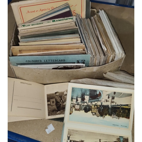 221 - A large collection of European postcard views, booklets of Amsterdam, Mal Maison other similar, a la... 