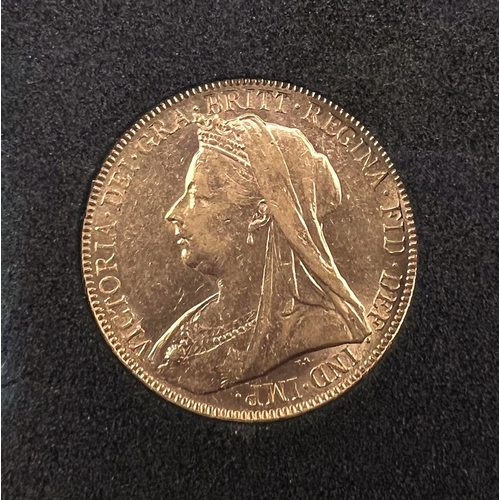 255 - A 1900 Victorian sovereign, London with lustre