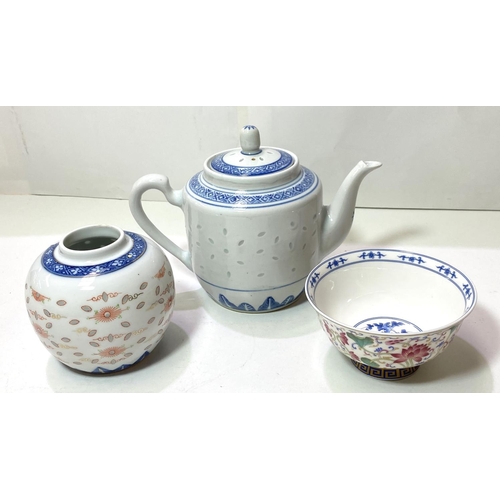 427 - A modern Chinese blue & white teapot with inset rice grains; a modern rice bowl decorated in pol... 