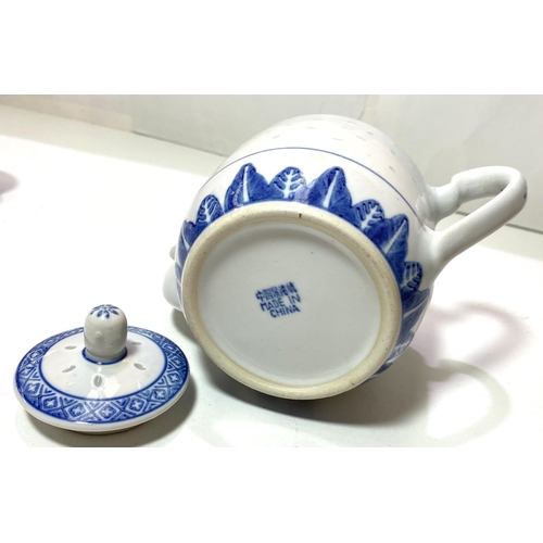 427 - A modern Chinese blue & white teapot with inset rice grains; a modern rice bowl decorated in pol... 