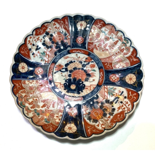 441 - A pair of Imari circular wall plaques with scalloped borders, diameter 31cm