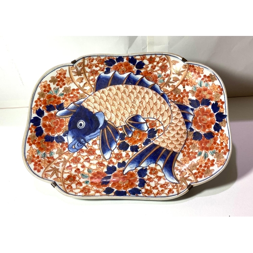 458 - A late 19th/early 20th century Imari shallow dish of shaped rectangular form decorated with a large ... 